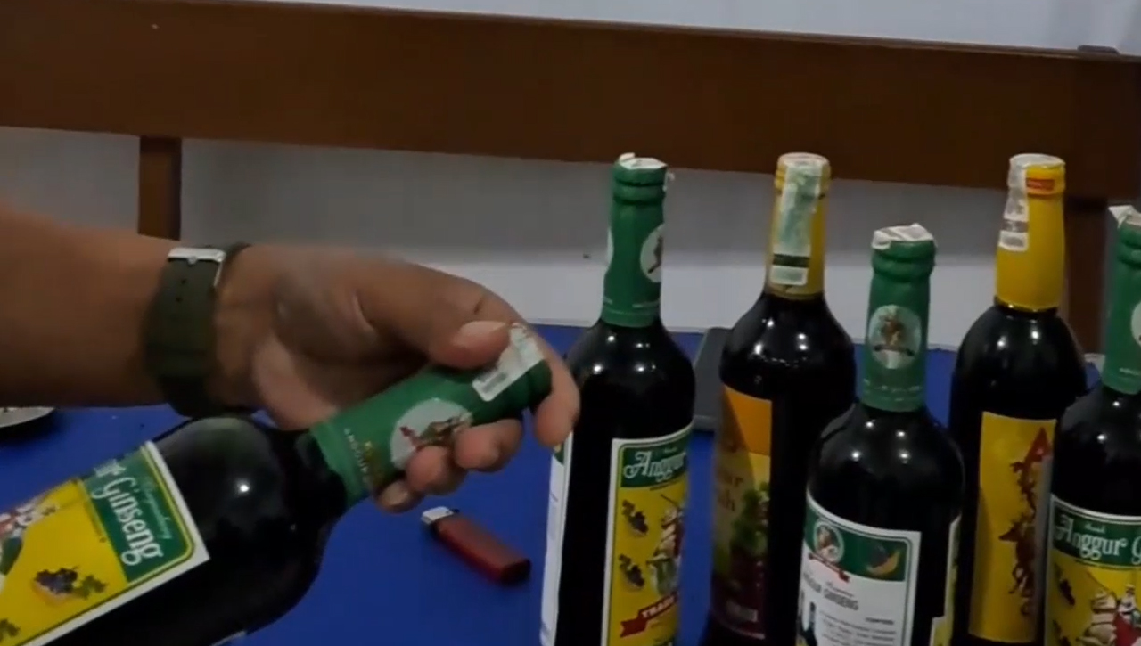 Satpol PP Kota Tasikmalaya Razia Warung Penjual Miras, 127 Botol Berbagai Merk Berhasil Diamankan Petugas