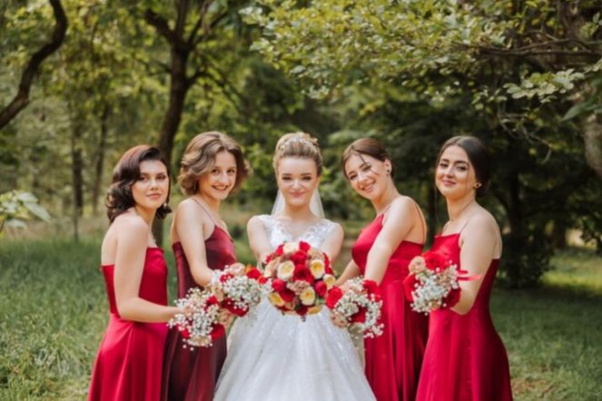 Tampil Cantik di Wedding Sahabat, Ini dia Rekomendasi Warna Dress yang Memikat Untuk Bridesmaids!