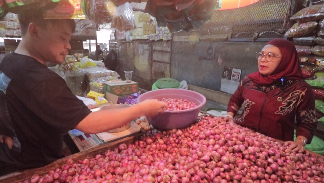 Harga Bumbu Dapur Merangkak Naik, Pedagang Pasar Cikurubuk Curhat Ke Anggota Dewan Rita Sari Puspita