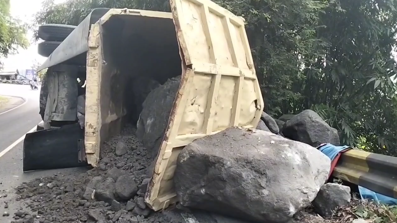 Tak Kuat Nanjak, Truk Bermuatan Batu Terguling, Pengemudi dan Kernet Alami Luka