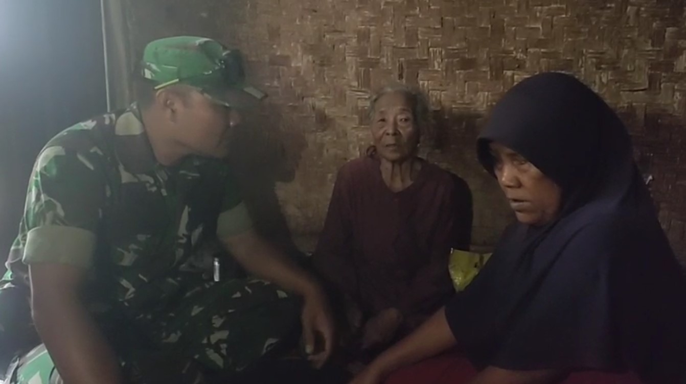 Koramil Cipedes Bantu Dua Lansia Tinggal di Rumah Tak Layak Huni, Beri Bantuan Untuk Menyambung Hidup
