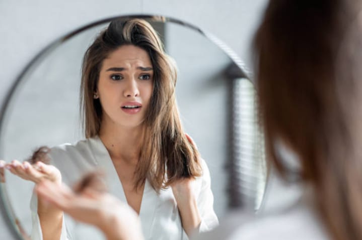 Sering Bergelut Dengan Rambut Rontok? Kenali 6 Masalah Yang Sebabkan Rambut Rontok Hingga Menipis