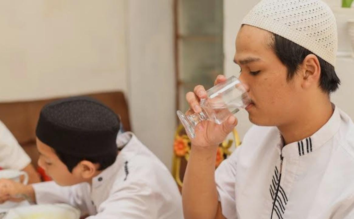 Puasa Tanpa Khawatir Dehidrasi: Berapa Air Putih yang Perlu Dikonsumsi