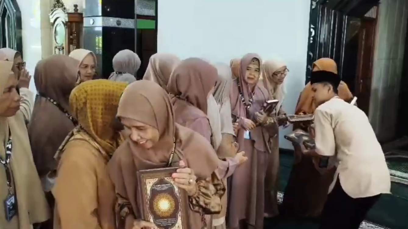 Ma'had Ihya As-Sunnah Bagikan Ratusan Al-Qur'an Bagi Lansia, Perbanyak Baca Al-Qur'an Agar Husnul Khatimah