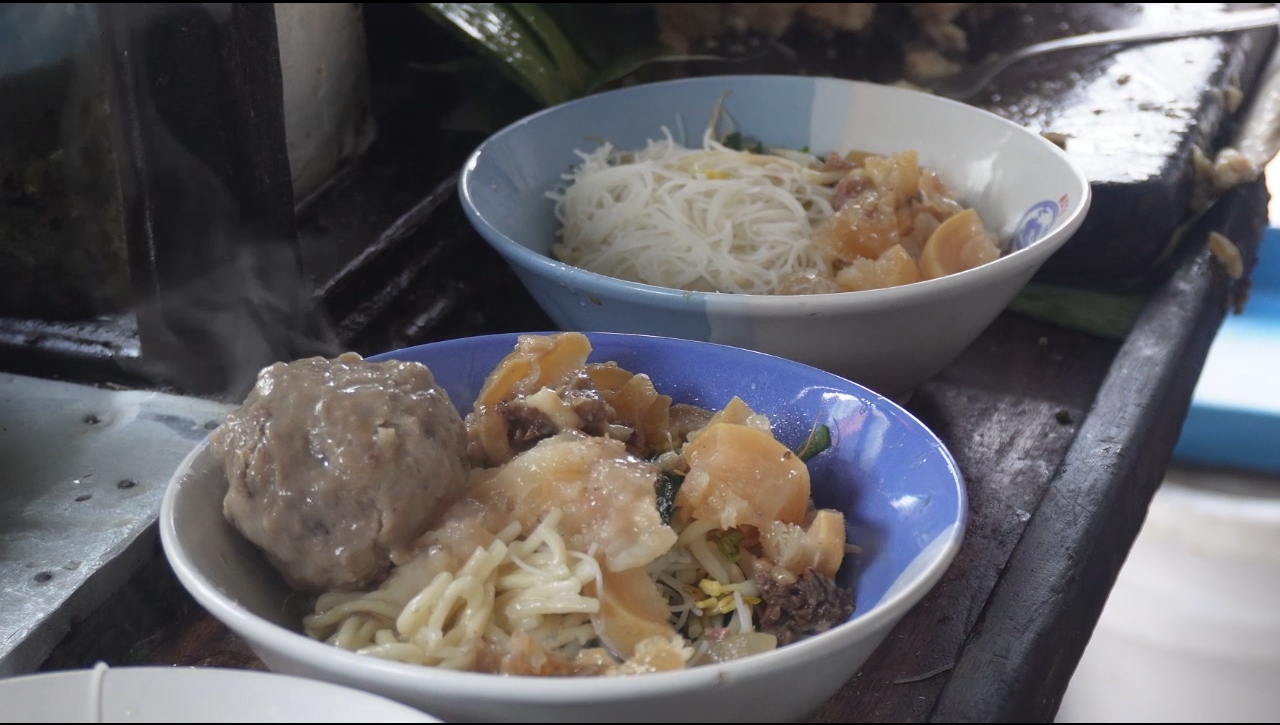 Bakso Dengkul Mang Nana Sehari Laku Ratusan Porsi, Punya Menu Best Seller Bakso Besar Dengkul 