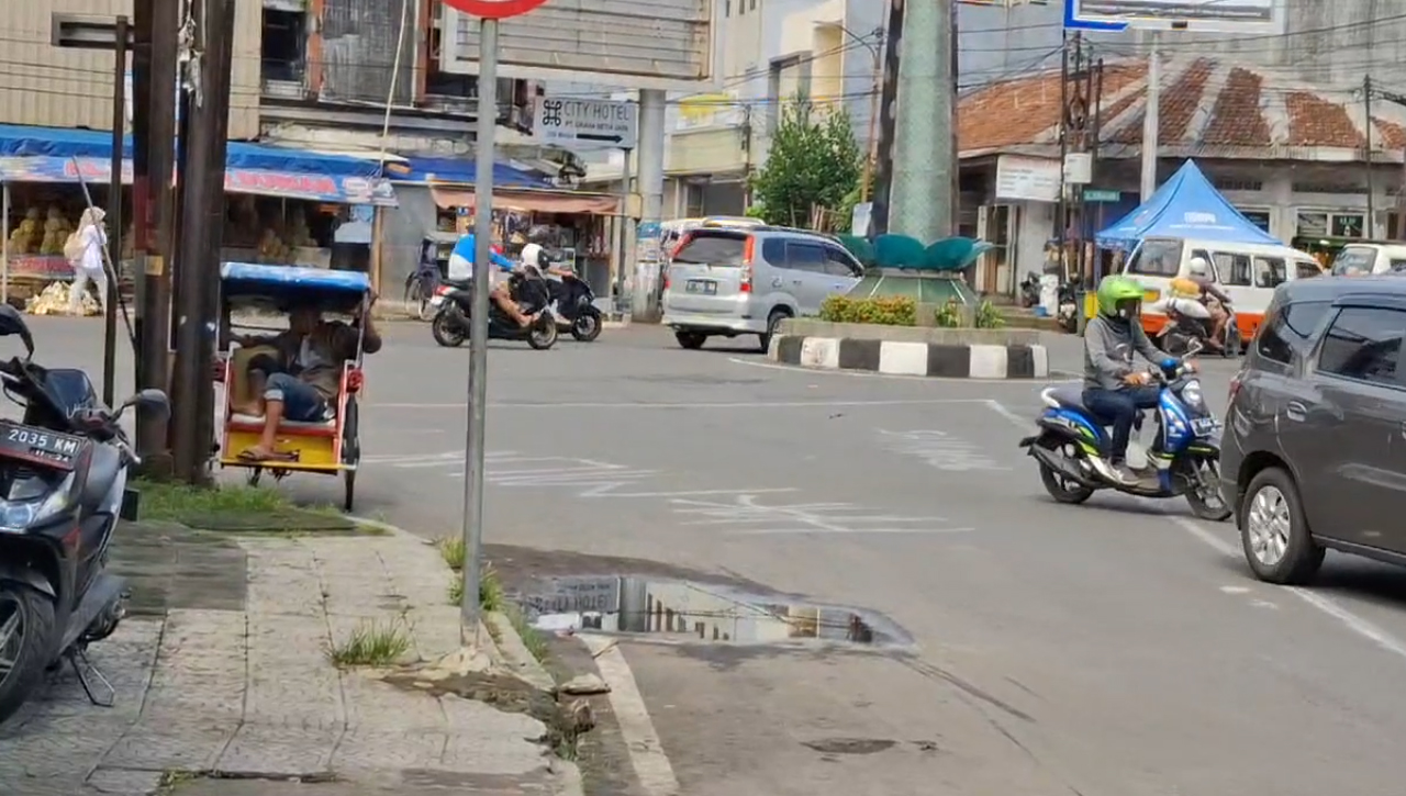 Dituding Serobot Lahan Pribadi, Pemkot Tasik Disomasi, Sebagian Jalan Yudanegara Ditandai Cat Semprot