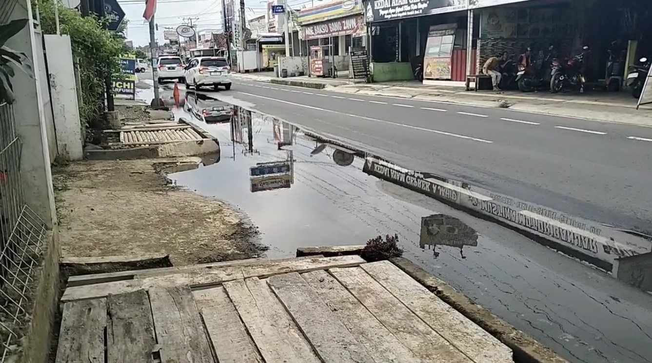 Gorong-Gorong Tersumbat Sebabkan Banjir di Jalan Raya, Lurah Banjar Sebut Normalisasi Dinilai Jadi Solusi