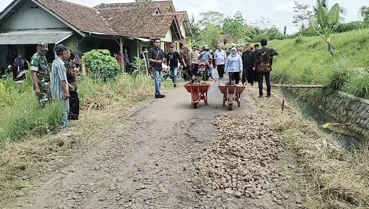 Dorong Ekonomi Warga, Kodim 1613 Ciamis Perbaiki Jalan Desa Sepanjang 305 Meter