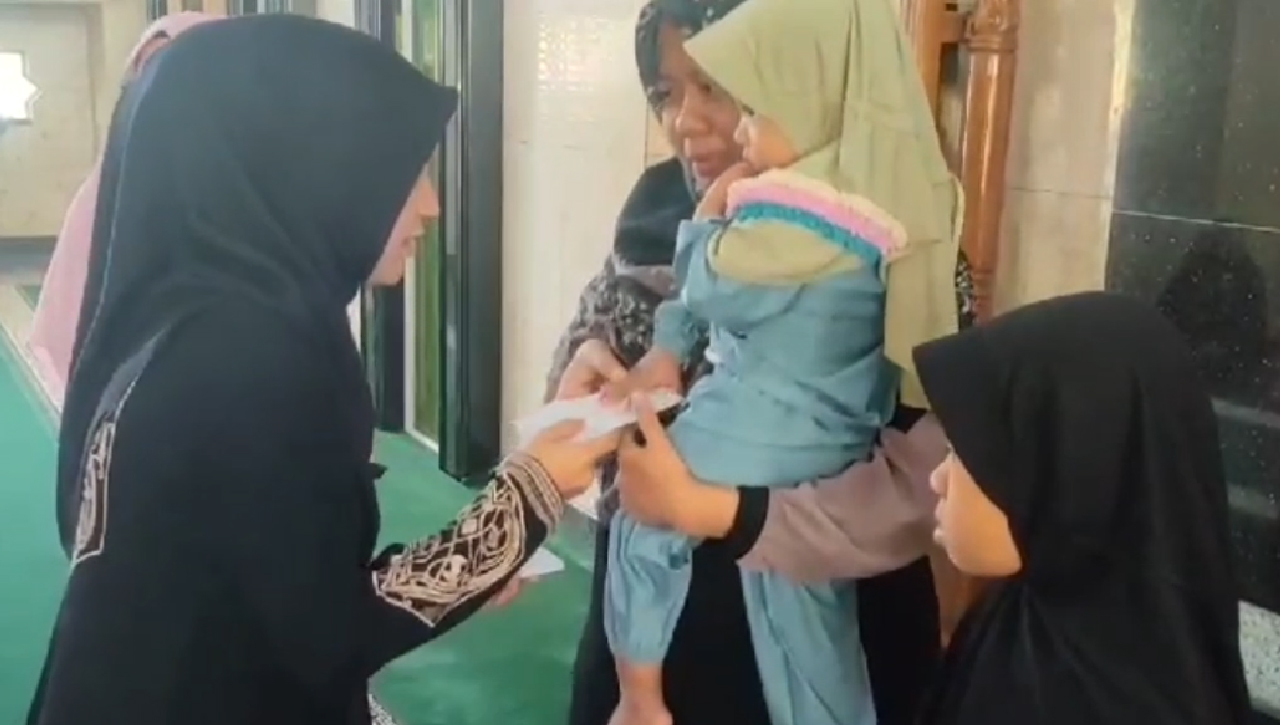 Masjid Agung Ciamis Santuni Ratusan Anak Yatim Piatu, Uang Yang Dibagikan Berasal Dari Program Sedekah Subuh  