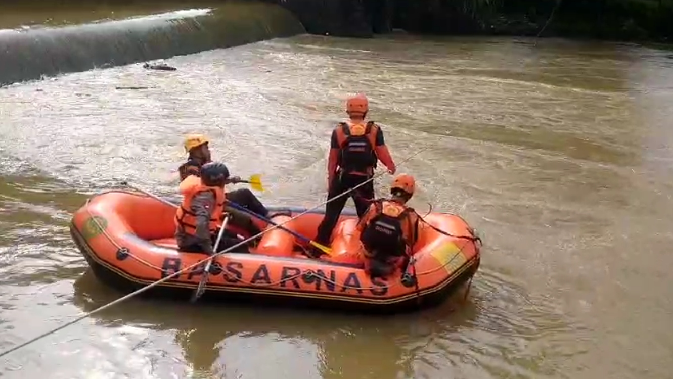 Pencarian Pemuda Hanyut di Sungai Cikidang Dilanjutkan, Pencarian Sempat Dihentikan Akibat Cuaca Buruk