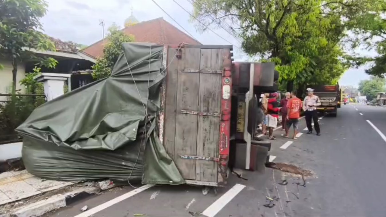 Truk Angkut Wortel Terguling di Tikungan Saripohaci Ciamis, Penyebab Kecelakaan Diduga Akibat Rem Blong