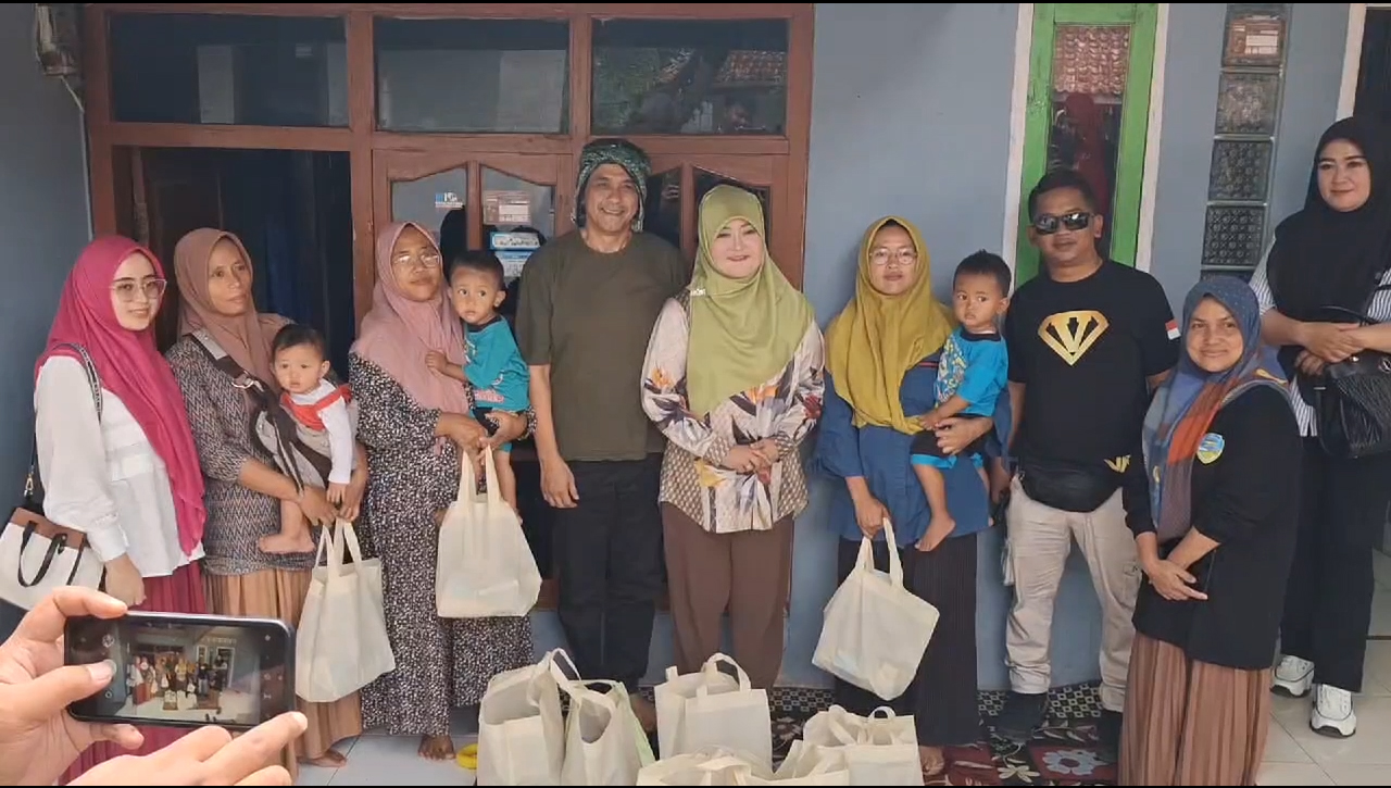 Calon Wakil Wali Kota Tasik Diky Chandra dan Istri Blusukan Bagikan Bantuan Stunting 