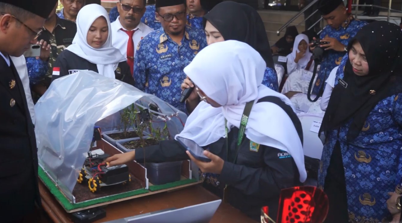 Robot Pertanian Bawa Siswa MAN 4 Tasik Juara Robotik, Ciptakan Robot Pengendali Suhu Tanah Pada Tanaman Cabai