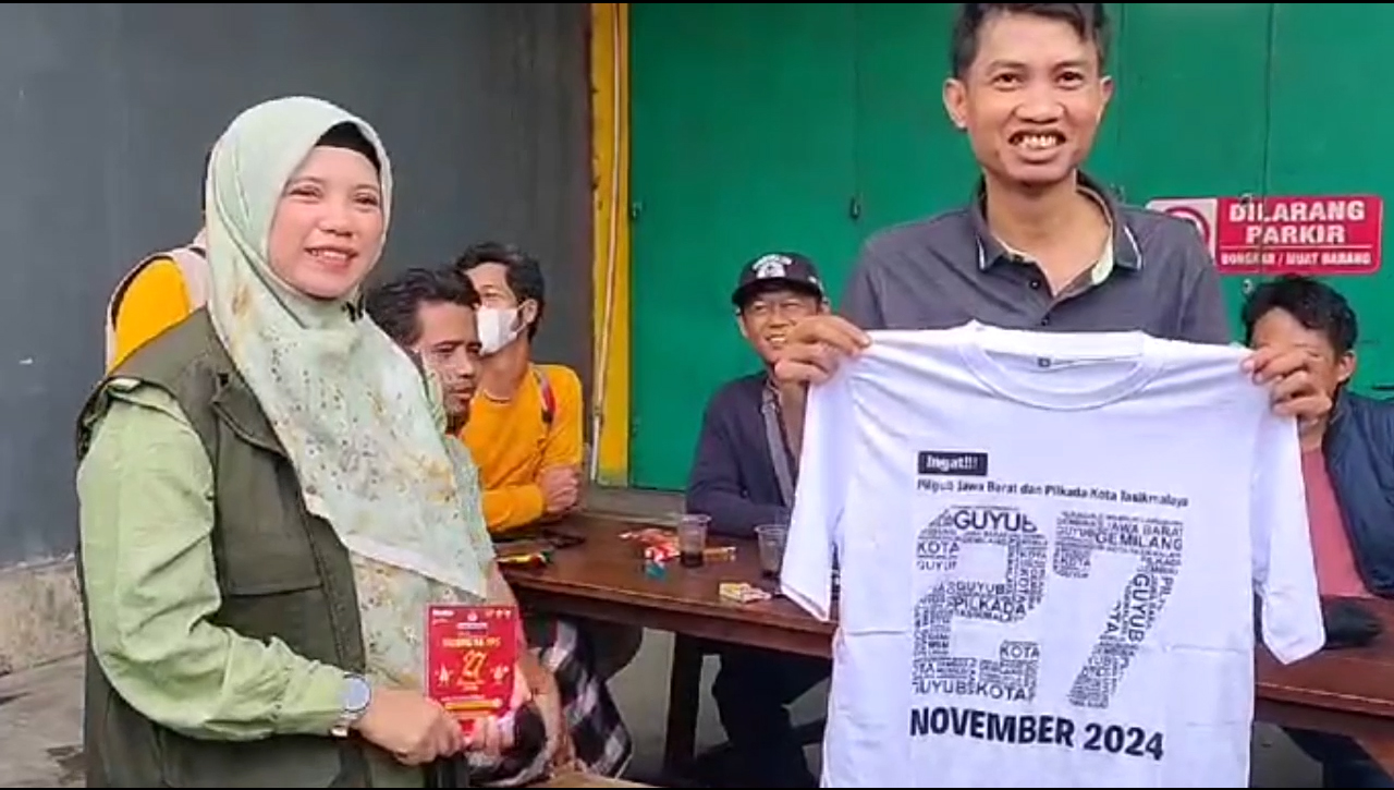 Sosialisasikan Pilkada: KPU Kota Tasik Bagikan Kaos dan Stiker Bagi Warga Pasar Cikurubuk