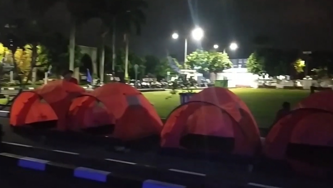 Ratusan Buruh Camping Di Bale Kota, Desak Pj Wali Kota Tasikmalaya Revisi Usulan Kenaikan UMK 2024