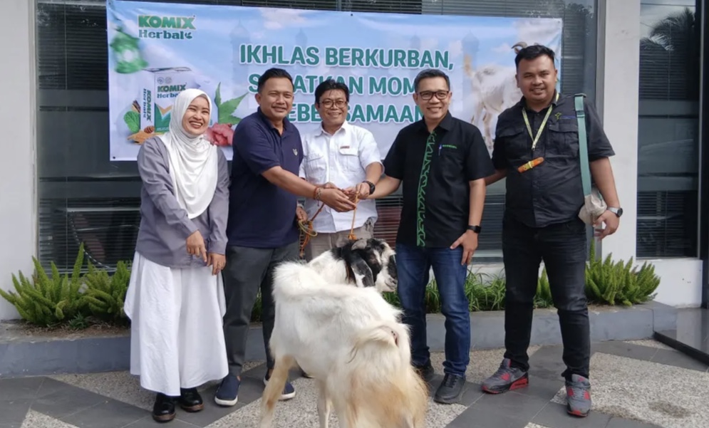 Komitmen Sosial Nyata, Kalbe Consumer Health Tasikmalaya Serahkan Hewan Kurban Menjelang Iduladha 1447 H
