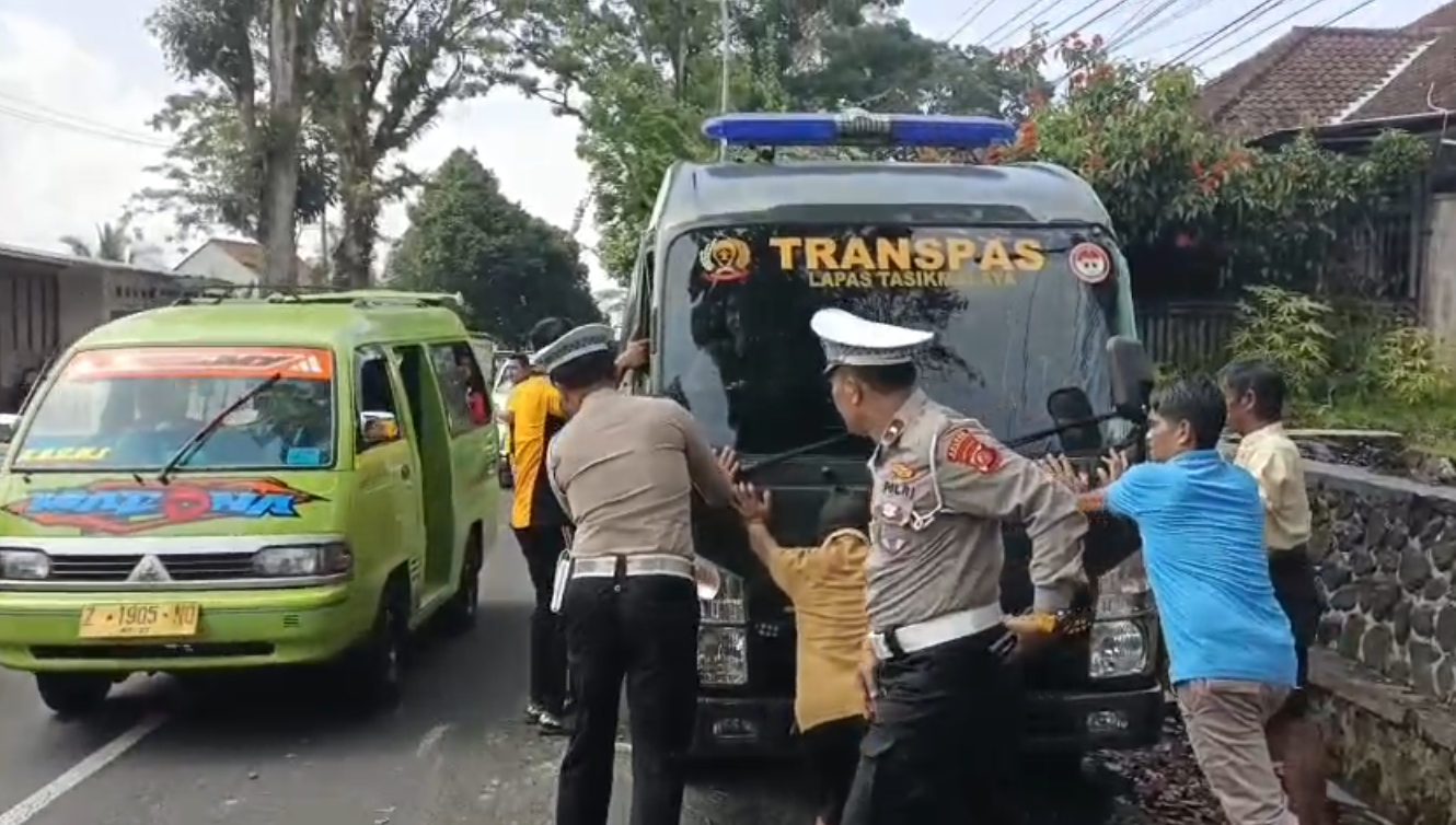Hilang Kendali, Mobil Lapas Tasikmalaya Terguling, 15 Narapidana dan 1 Petugas Selamat
