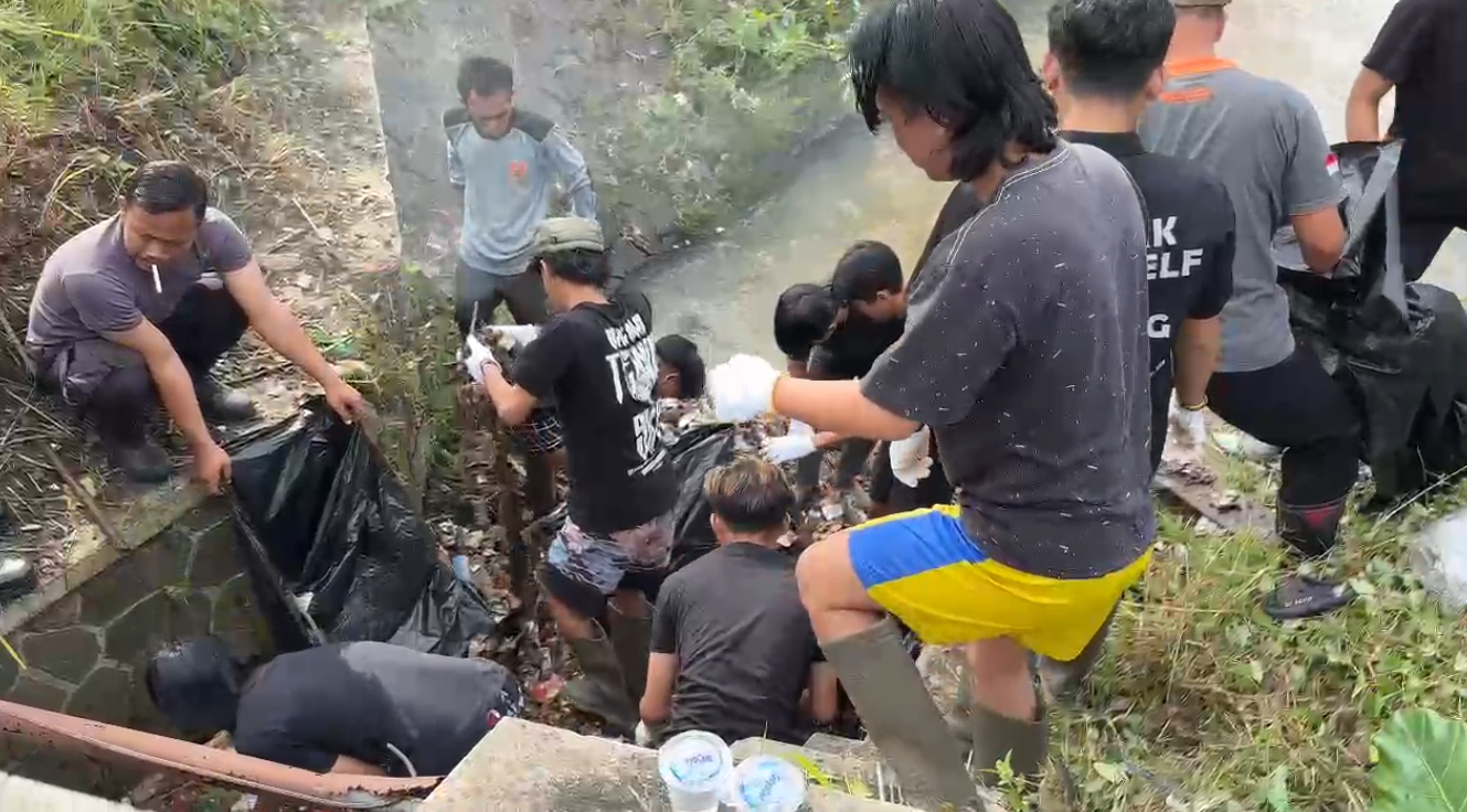 Pengabdian Pada Masyarakat Bersihkan Sungai Cikunten, Picu Semangat Warga dan Mahasiswa Cinta Lingkungan