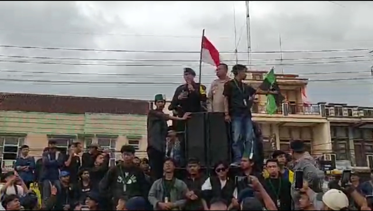 Buntut Aksi Refresif Saat Demo, Kapolresta Dan Danyon Brimob Minta Maaf di Depan Mahasiswa