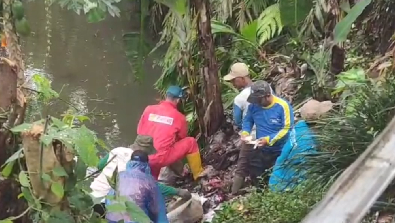 Kompak Bersihkan Sampah Di Kolong Jembatan Cigayam, Edukasi Warga Agar Tidak Buang Sampah Sembarangan