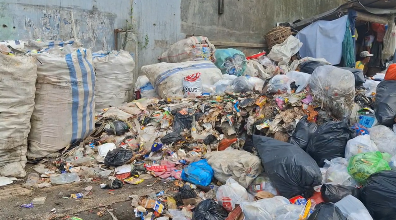 Sampah di TPS Jalan SL. Tobing Menggunung karena Mobil Rusak Perlahan Diangkut, Dinas LH Minta Maaf...