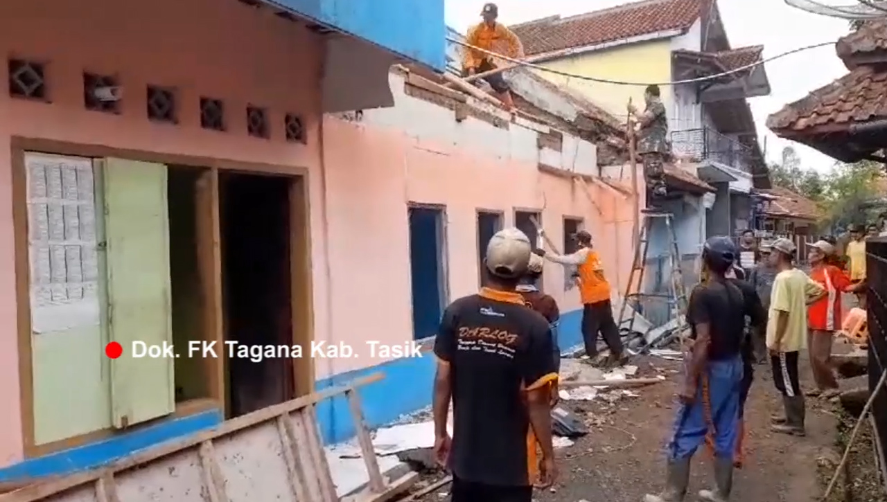 Diterjang Hujan Deras, Satu Rumah Warga Di Sukarame Kab. Tasikmalaya Ambruk