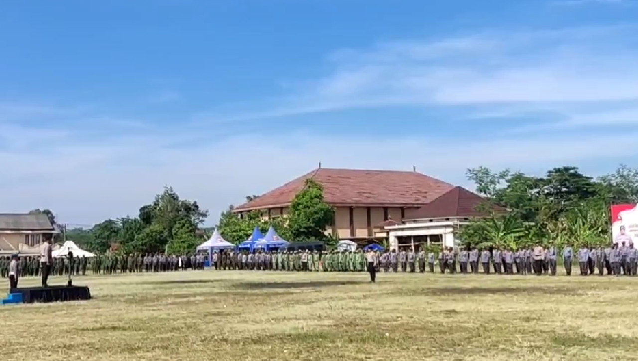 Jelang Pilkada, Puluhan Linmas Diberikan Sepatu PDL Oleh Kapolres Tasikmalaya