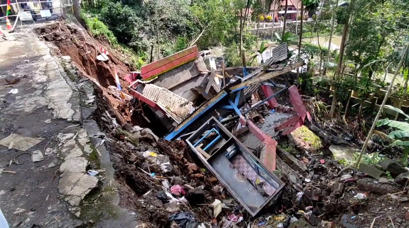 Hujan Deras, Jalan Antar Kecamatan di Kab. Tasik Longsor, Lalu Lintas Terganggu Gunakan Sistem Buka Tutup