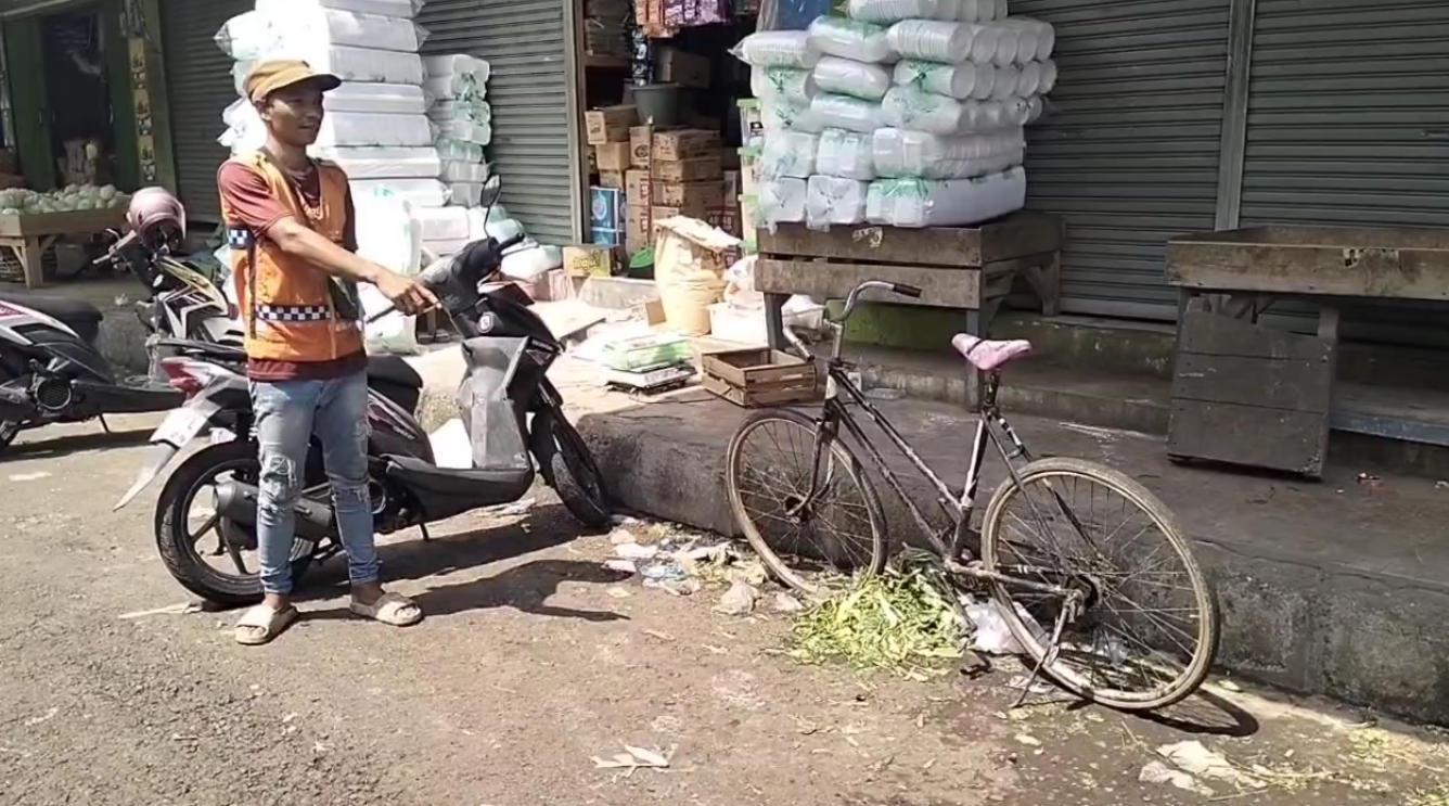 Dua Maling Sepeda Motor di Pasar Banjar Babak Belur Diamuk Massa, Aksi Pelaku Terekam Kamera Warga