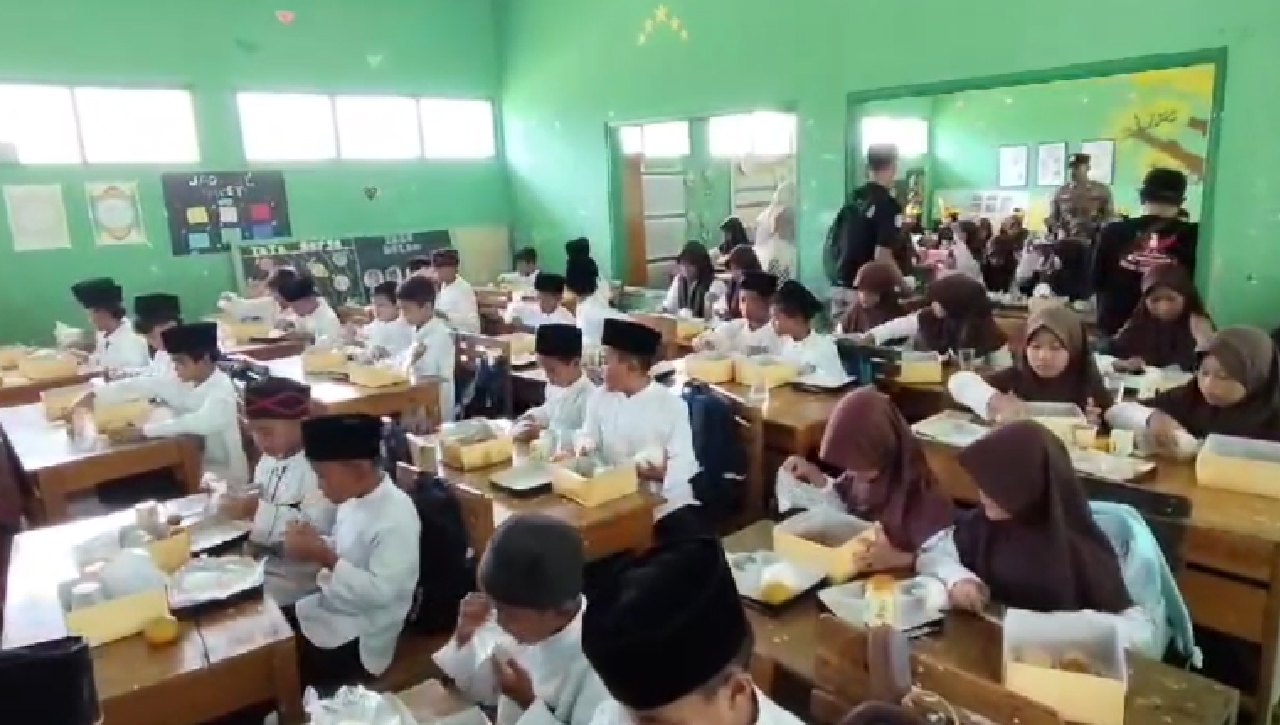 Polres Ciamis Bagikan Makan Siang Bergizi Gratis Pada Siswa SD, Yuk Intip Isiannya Apa Saja...