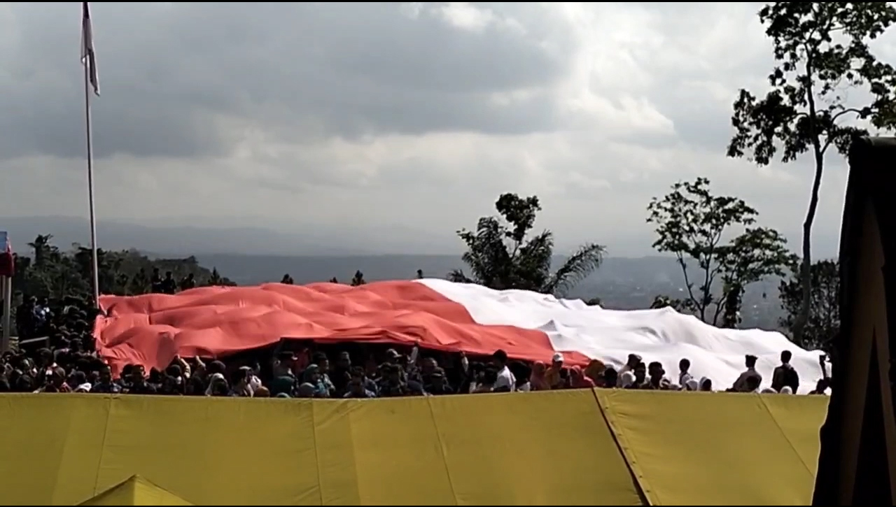 Wow, Ada Bendera Merah Putih Raksasa Dibentangkan Di Pajamben Banjar, Begini Penampakannya... 