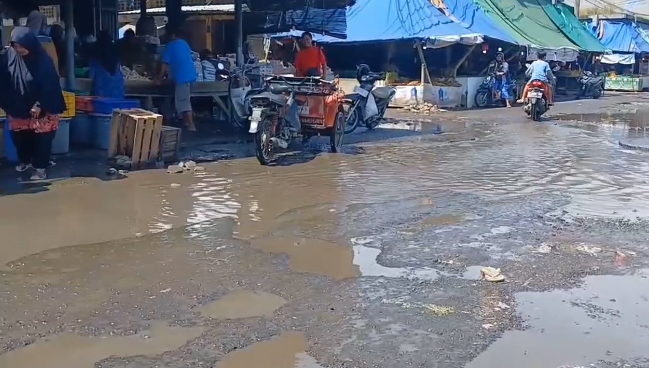 Puluhan Tahun Tak Diperbaiki, Pasar Cikurubuk Kumuh Dan Becek, Rencana Perbaikan Tak Kunjung Ada Kejelasan