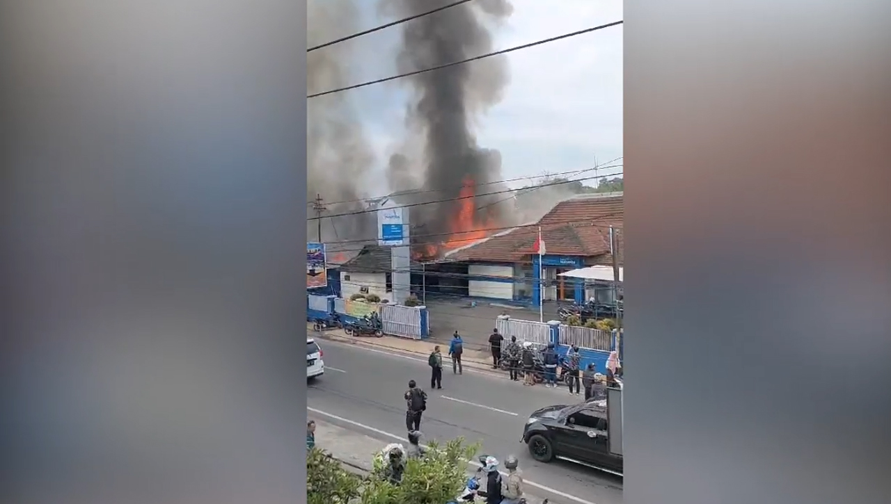 Diduga Korsleting Listrik, 3 Kios Dan 1 Kantor Dilalap Api, Kerugian Ditaksir Mencapai Ratusan Juta Rupiah