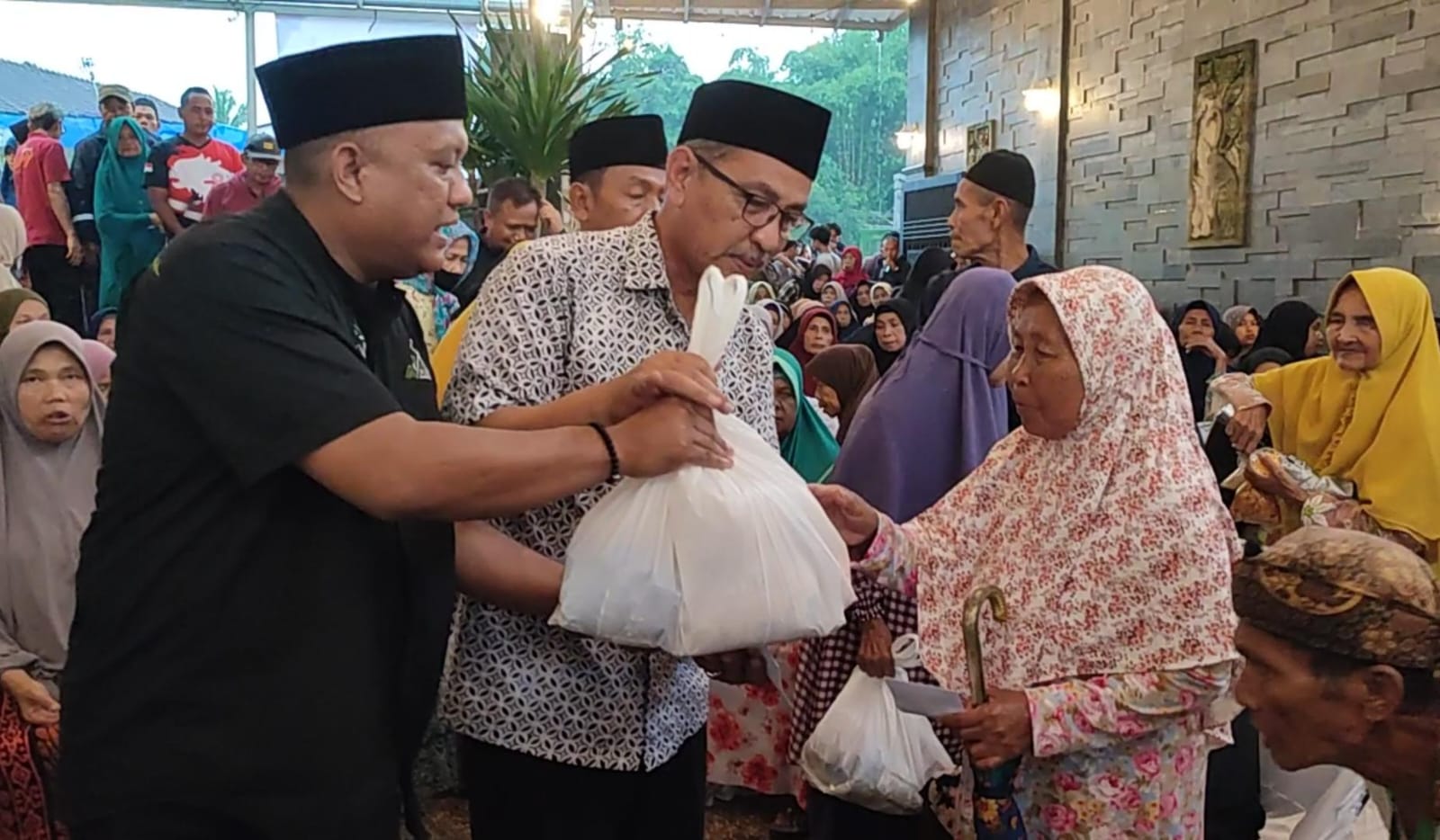 Pengusaha Muda Tasikmalaya Sera Sani Verana, Bagikan 240 Paket Sembako Kepada Warga Kelurahan Bungursari