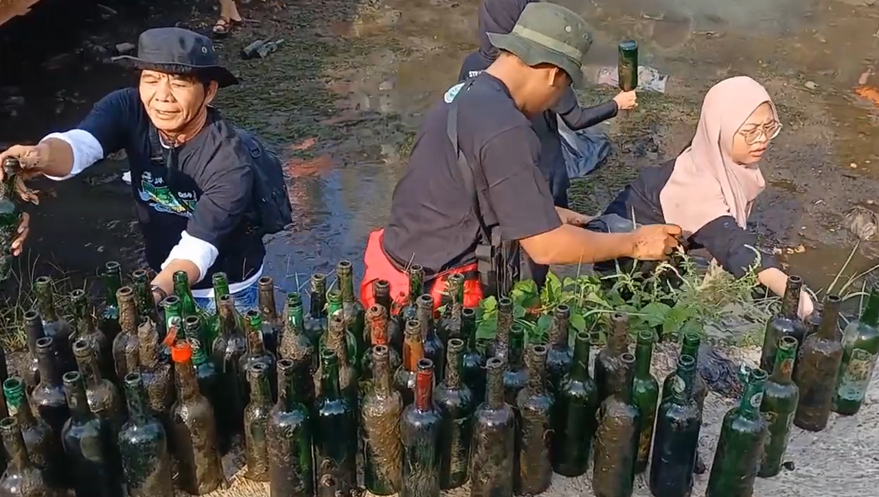 Bersih-Bersih Sungai Cimulu, Ditemukan Banyak Botol Diduga Bekas Minuman Keras