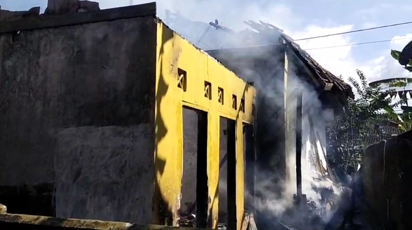 Tiga Rumah Hangus Terbakar Diduga Akibat Tungku Api, Petugas Lakukan Investigasi Data Jumlah Kerugian