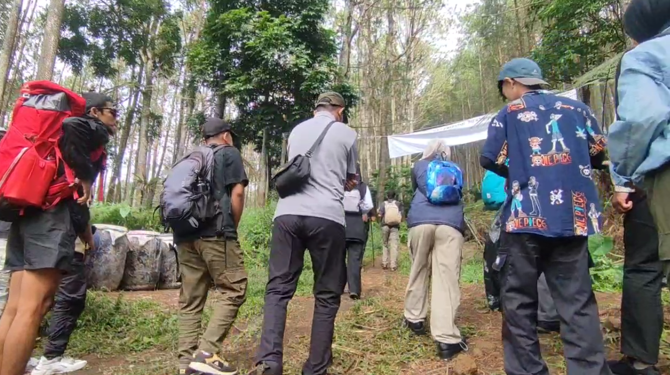 Pegiat Lingkungan Beberesih Jalur Pendakian Cisayong–Talaga Bodas, Pengelola Siapkan Strategi Pascapenutupan