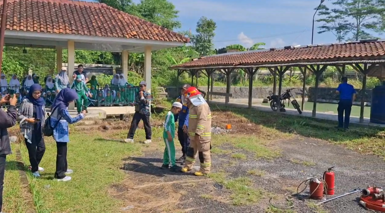 Rayakan Hari Damkar Internasional Bersama Para Siswa SD, Siswa Antusias Diajak Keliling Naik Mobil Damkar