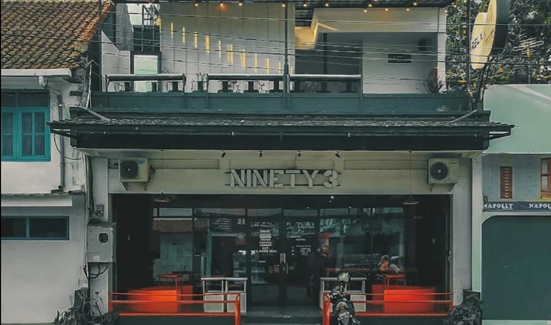 Hidden Gem Bukber! Ninety3 Coffee Viral, Paket 26K Sudah Makan Minum + View Kota dari Rooftop!