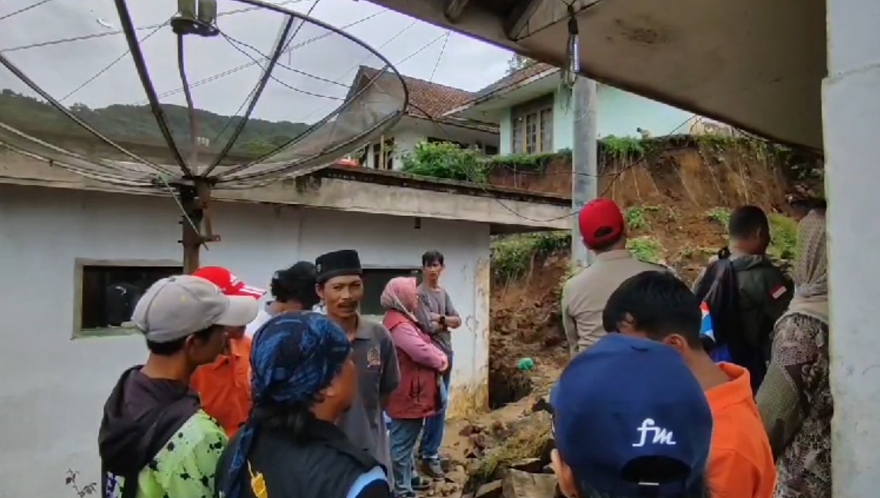 Nenek Dan Cucu Meninggal Dunia Usai Tertimbun Longsor, Proses Evakuasi Berlangsung Dramatis