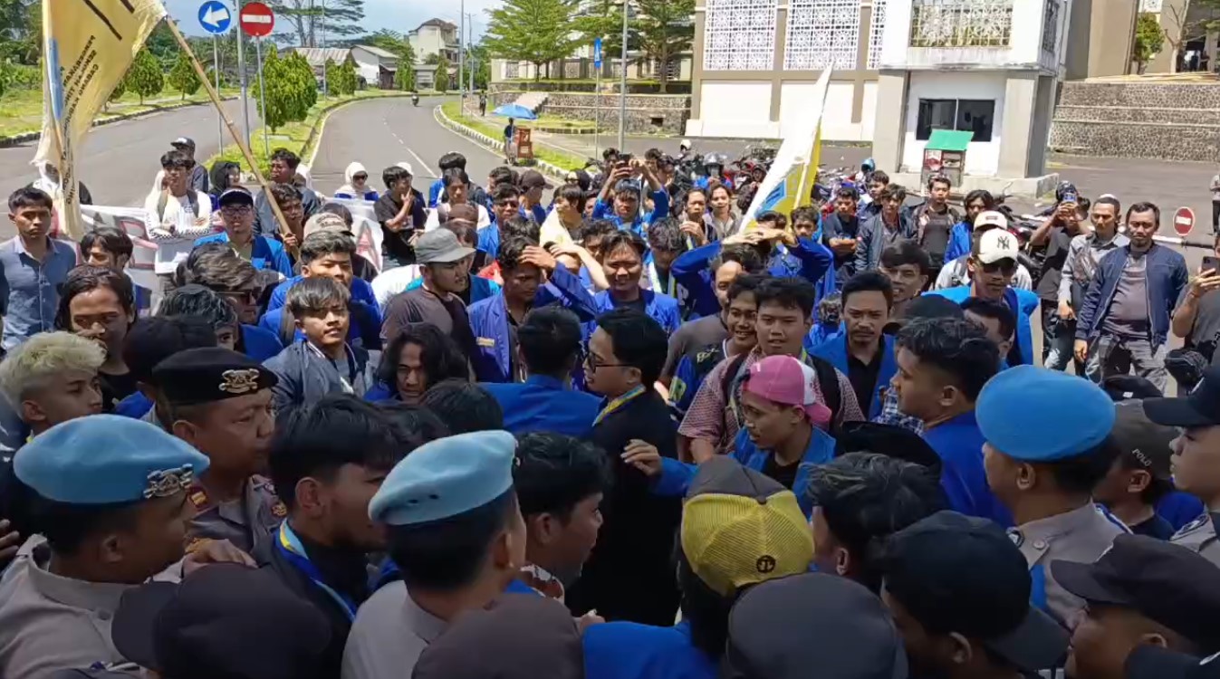 Puluhan Massa PMII Tasikmalaya Gelar Aksi di Hari Antikorupsi, Soroti MBG, Aset Daerah Hingga Pinjaman 230 M