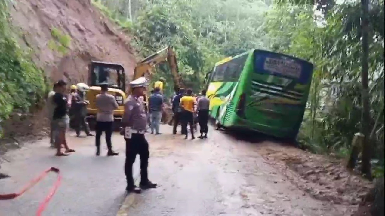 Tebing Setinggi Sepuluh Meter di Salawu Longsor, Jalur Tasik-Garut Sempat Lumpuh 
