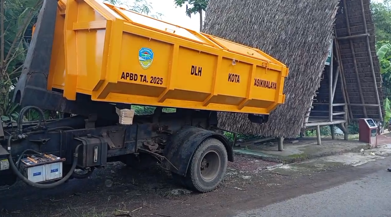 Warga Sukanagara Sumringah Dapat Bantuan Kontainer Sampah, Makin Semangat untuk Menjaga Lingkungan