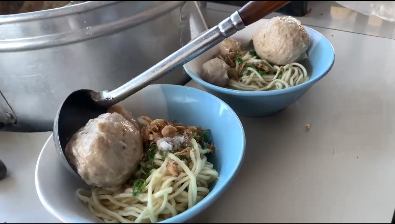 Raih Sukses Dari Berjualan Bakso Resep Keluarga, Kini Punya 6 Cabang