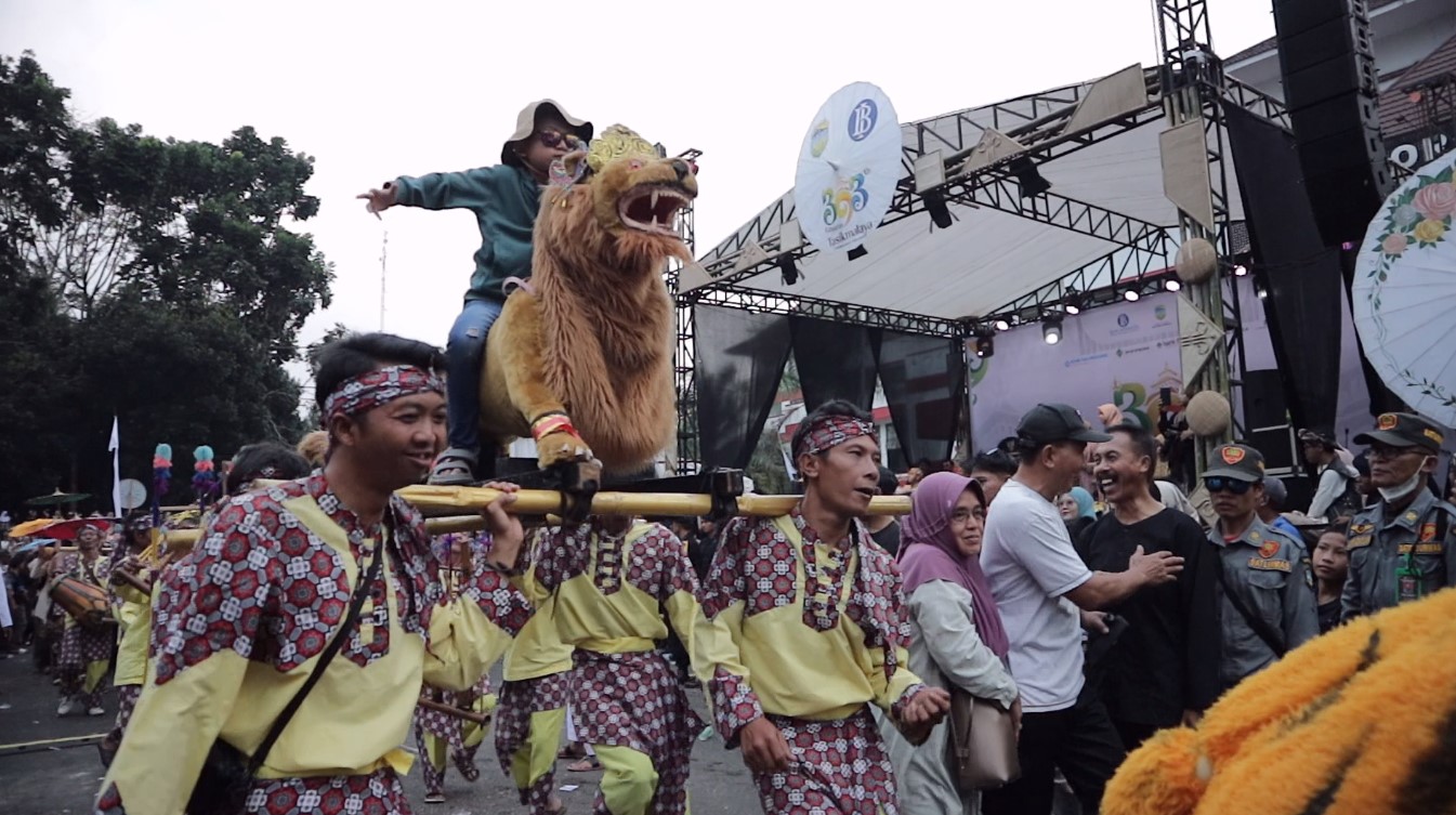 Ribuan Warga Padati Pawai Jampana Hari Jadi Kab. Tasik, 351 Desa Tampilkan Kekayaan Budaya dan Hasil BumI