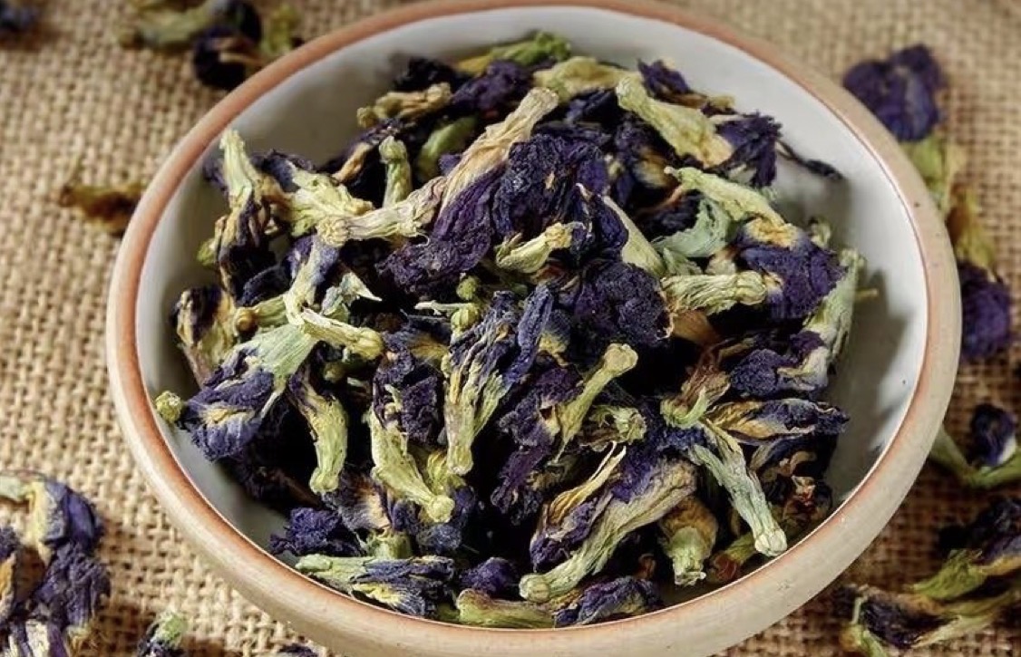 Bunga Telang Bukan Cuma Cantik, Ini 12 Manfaatnya untuk Tubuhmu