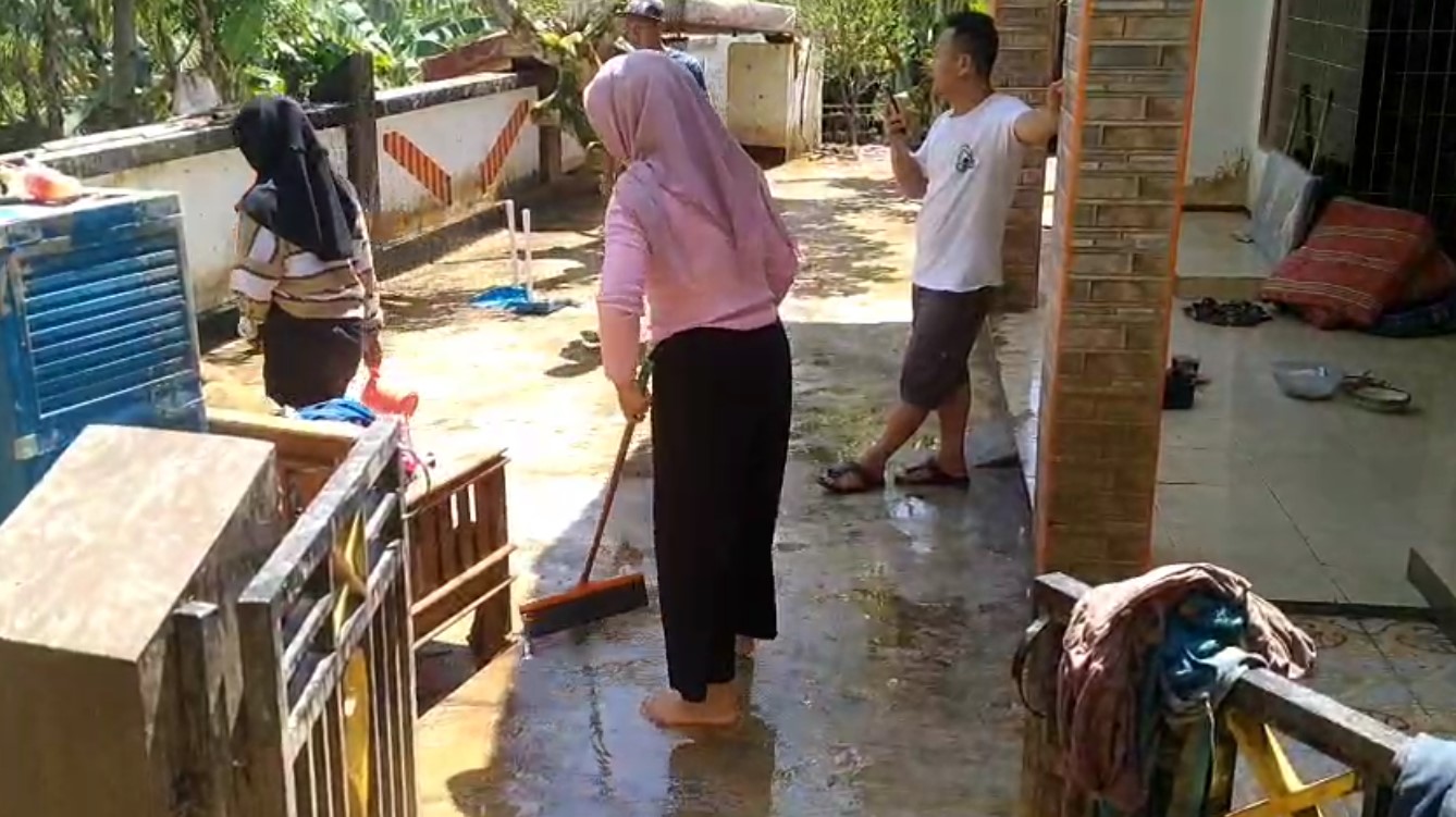 Dipicu Banjir Bandang, Longsor Terjang 6 Rumah di Kadipaten, Seorang Warga Terseret Material Lumpur 