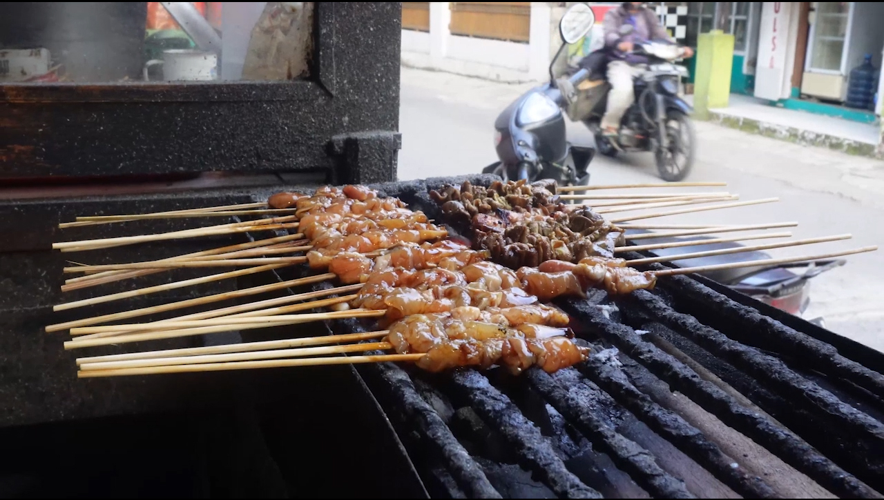 Selain Karena Harga Ramah Dikantong, ini Alasan Warung Sate Babeh Jadi Favorit Santri Cipasung