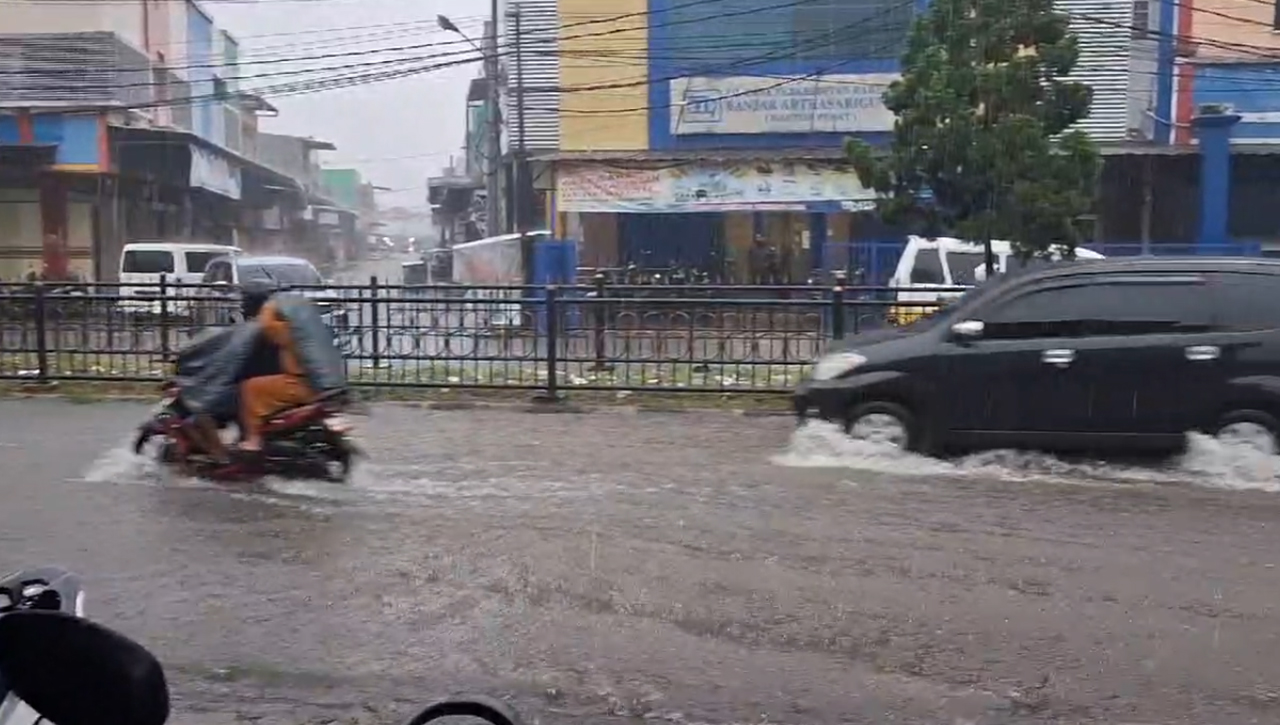 Hujan Deras, Jalan di Kawasan Pasar Cikurubuk Kebanjiran, Warga Minta Wali Kota Segera Atasi Masalah Banjir