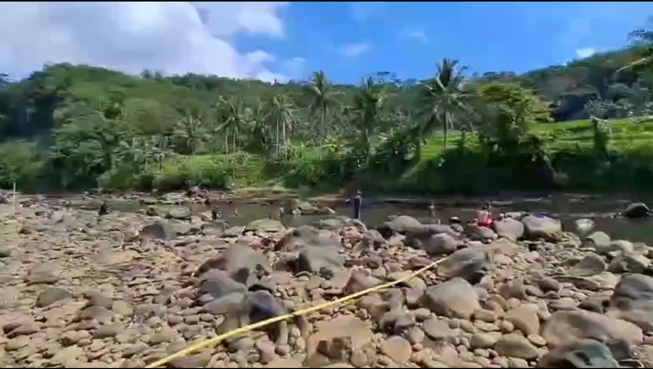 Aliran Sungai Citanduy Ditutup, Warga Panen Ikan Hingga Viral di Medsos